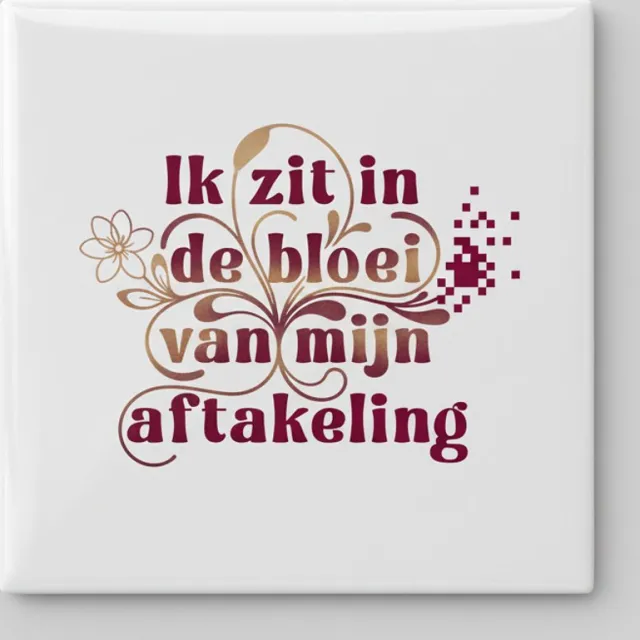 Nevolis “Ik zit in de bloei van mijn aftakeling” Grappige Nederlandse Quote Tegel – Humoristische Woondecoratie – Keramische Tegel 15×15 cm Multi Color
