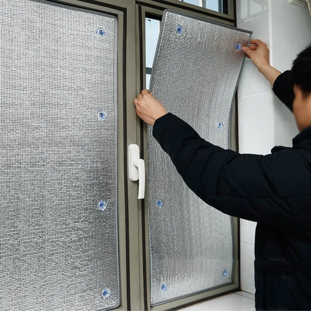 Famanu Raamfolie, dubbele aluminium isolatiefolie met zuignappen, verduisterende zonwering en privacybescherming voor dakramen (40x70 cm), ideaal voor het behouden van een aangename temperatuur en privacy in zonnekamers