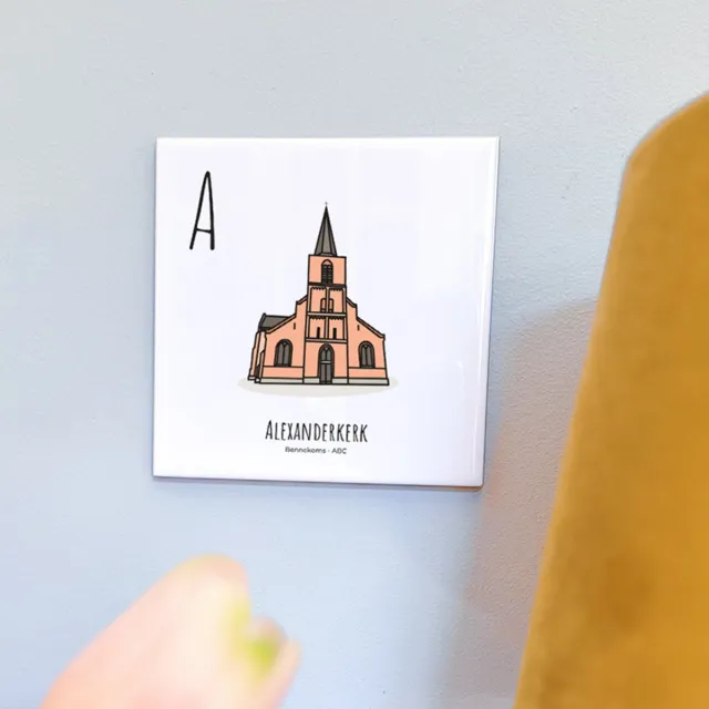 PosterPlaats Alexanderkerk - ABC tegeltje Bennekom - Keramiek met Handgetekende Illustratie - Tegeltje met tekst - Wanddecoratie - Woondecoratie - Relatiegeschenk - Souvenir - 10,8 x 10,8 cm Blauw