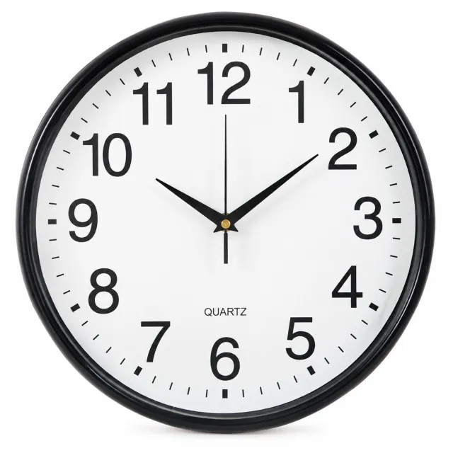 SWGOTA Zwarte ronde wandklok met kwartsuurwerk, wijzers en Arabische cijfers - kunststof behuizing - op batterijen - 30 stuks per omdoos