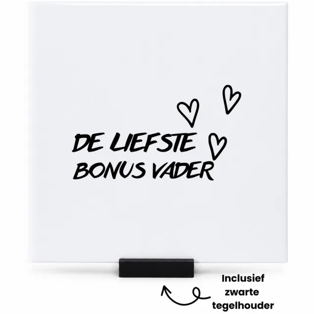 Hacebo De liefste bonus vader met 3 zwarte hartjes tegeltje met tegelhouder - Vader - Liefste bonusvader - tegeltjes met tekst - Vaderdag cadeautje - Cadeau voor papa - Verjaardag - Geschenk - Cadeau - Gift - spreuktegels - 15x15 CM Wit