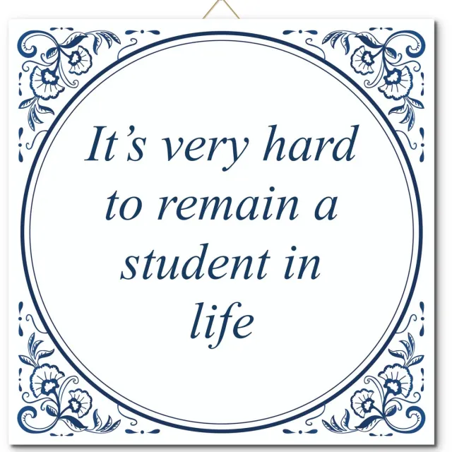 De Tegeltjesfabriek Tegeltje: It’s very hard to remain a student in life (met standaard) wit en blauw