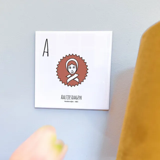 PosterPlaats Aaltjesdagen - ABC tegeltje Harderwijk - Keramiek met Handgetekende Illustratie - Tegeltje met tekst - Wanddecoratie - Woondecoratie - Relatiegeschenk - Souvenir - 10,8 x 10,8 cm Blauw