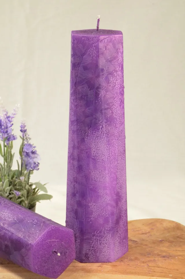 MilaNNE Brussels kaars in LILA POLYMICO, hoogte: 31 cm - Gemaakt door Candles by Milanne