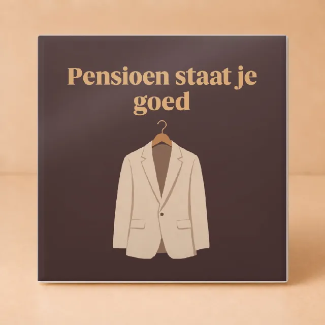Bedruk King Sfeervolle Pensioen Tegel "Pensioen staat je goed" – Boho Wanddecoratie met Zachte Organische Vormen voor Rustzoekers - 11 x 11 cm Wit