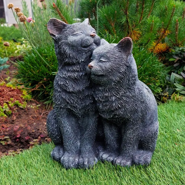 Janse Poezen tuinbeeld - Hartvormige staarten - Poezen koppel - Katten tuinbeeld - Grafdecoratie poes - Herdenkingsbeeld - Standbeeld polyresin - Tuindecoratie Knuffelende poezen