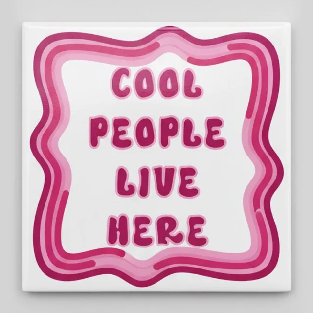 Nevolis Cool People Live Here Tekst Tegel – Leuke Moderne Woondecoratie – Keramische Tegel 15 x 15 cm Multi Color