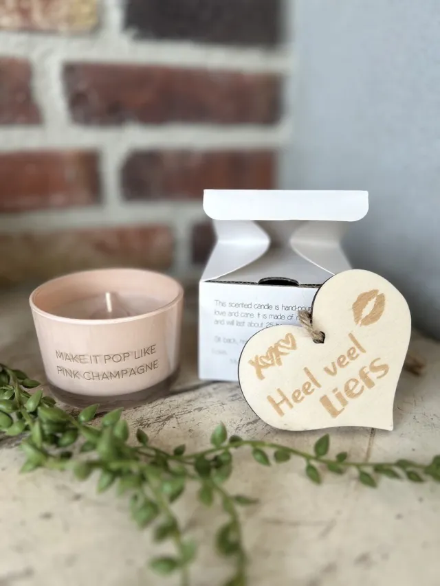 Creaties van hier Soja kaars Make it pop like pink champagne met houten hartje - 7,5x5 cm
