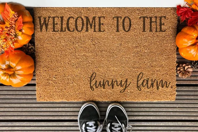 Laser Point Welcome To The Funny Farm | 60x40 cm | Nieuwe huis cadeau | Ingangsmat | Deurmat met stijl | Verhuizing cadeau | Praktisch & trendy | Perfect voor binnenkomst | Cadeau voor nieuwe woning Bruin | Zwart (Gravering 60x40)