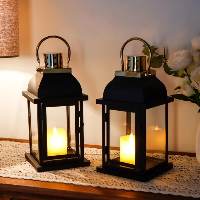Famanu Set van 2 decoratieve kaarsenlantaarns van 25 cm hoog in zwart, hangende kandelaar voor binnen en buiten, vintage stijl