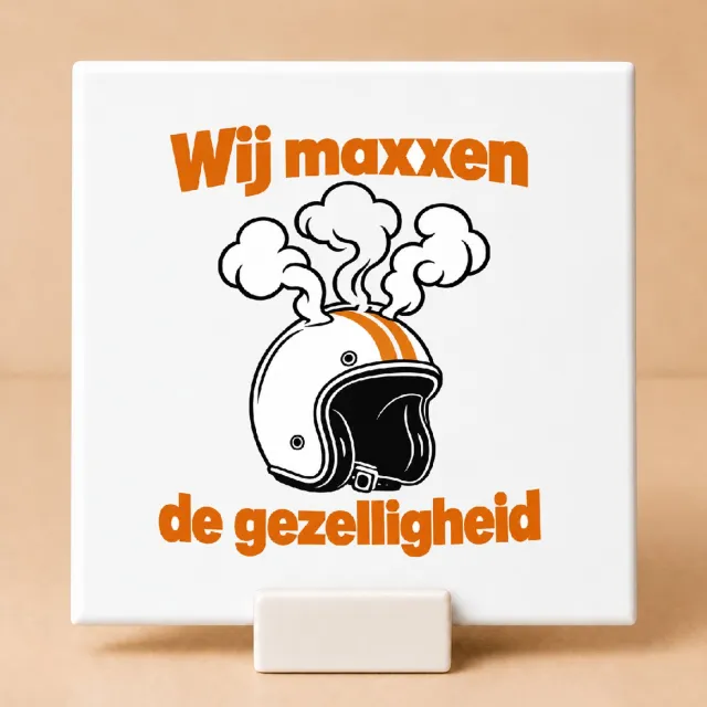Bedruk King Stijlvolle Gezelligheidsmaxxing Tegel – Minimalistisch Lijnwerk voor Sfeervolle Interieurs en Gezinsliefhebbers - 11 x 11 cm met houder Wit