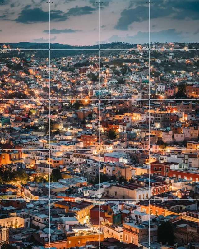 IXXI Guanajuato, Tristan Zhou - 80 x 100 cm - Grote wanddecoratie en posters - Fotografie, Eetkamer, Woonkamer, Mancave, Nacht, Skyline, Architectuur Geel / Warme kleuren
