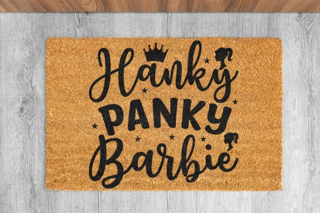 Laser Point Barbie Ballerina Deurmat | 60x40 cm | Elegante Dansstijl | Stijlvolle Ingangsmat | Perfect voor Binnenkomst | Trendy & Praktisch | Cadeau voor Dansliefhebbers | Luxe Home Decor Bruin | Zwart (Gravering 60x40)