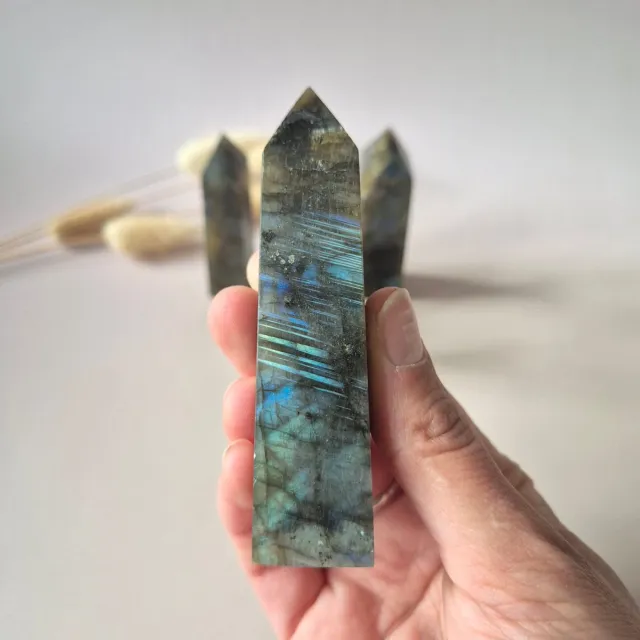 Moonlight Gemstones Labradoriet Toren met Blauwe Flash – Gepolijste Labradoriet Punt 6-8cm Gestreept