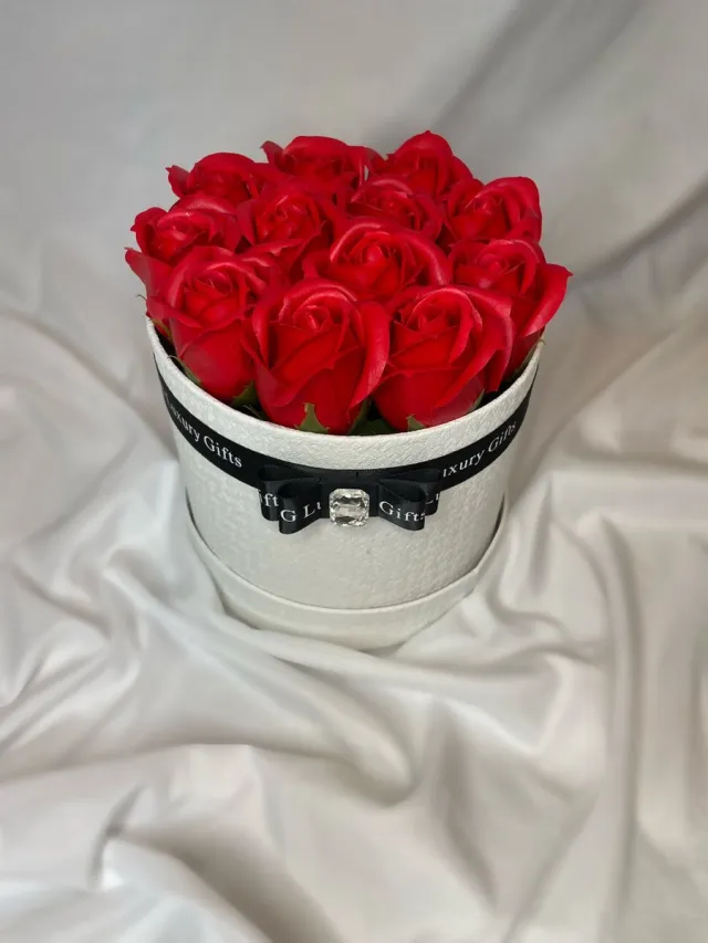 AG Luxurygift AG Luxurygifts flower box - rozen box - zwart - rood - luxe - giftbox - soap roses - Moederdag - Valentijnsdag - cadeau