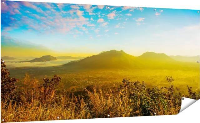 Gards Tuinposter Bergen met Mist in Thailand - 200x100 cm - Tuindoek - Tuindecoratie - Wanddecoratie buiten - Tuinschilderij Multikleur