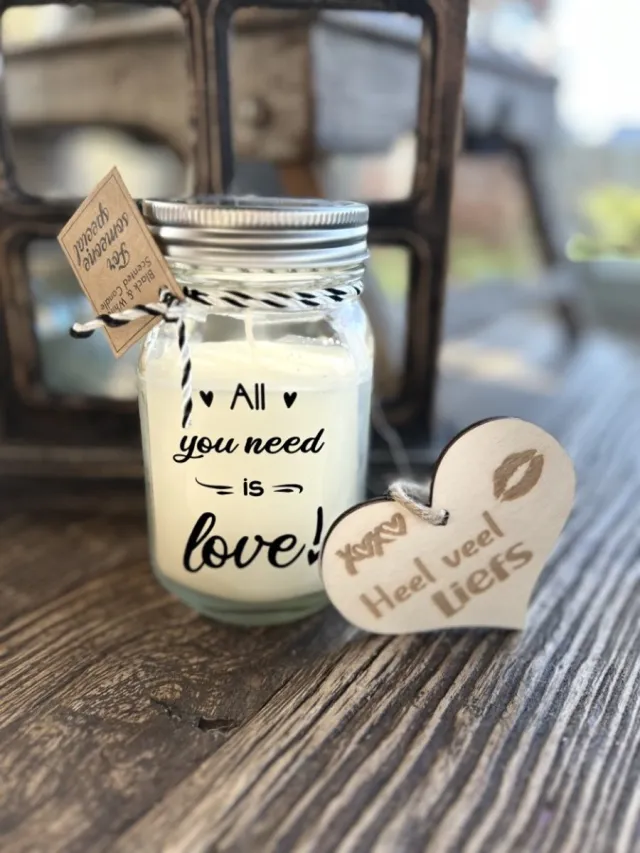 Creaties van hier Black & White scented candles All You Need Is Love met houten hartje – 13,5 cm – vanille