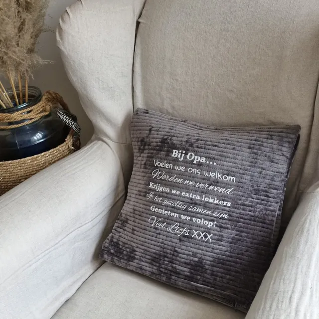 Maison Marcella Kussen Kussenhoes met bedrukt tekst cadeau Regels voor Bij Opa Thuis | grijs met opdruk wit | 40x40 cm | verjaardag man vaderdag feestdagen sinterklaas kerstmis hoera je wordt zwangerschapsaankondiging