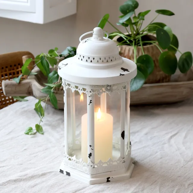Chic Antique Lantaarn met Kanten Rand – Antiek Crème – Metaal en Glas – 32 cm Hoog – Ø 17,5 cm – Windlicht voor Stompkaars