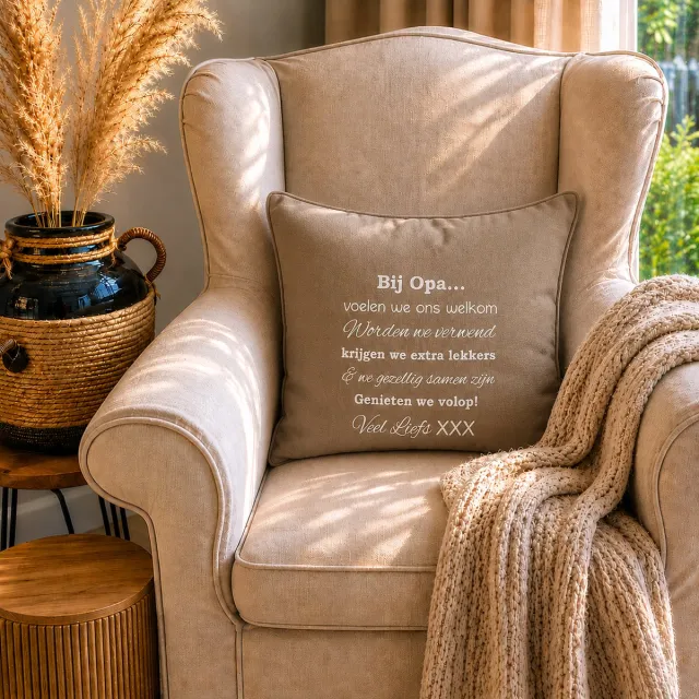 Maison Marcella Kussen Kussenhoes tekst cadeau Regels voor Bij Opa Thuis hoes beige opdruk wit maat 50x50 cm zand