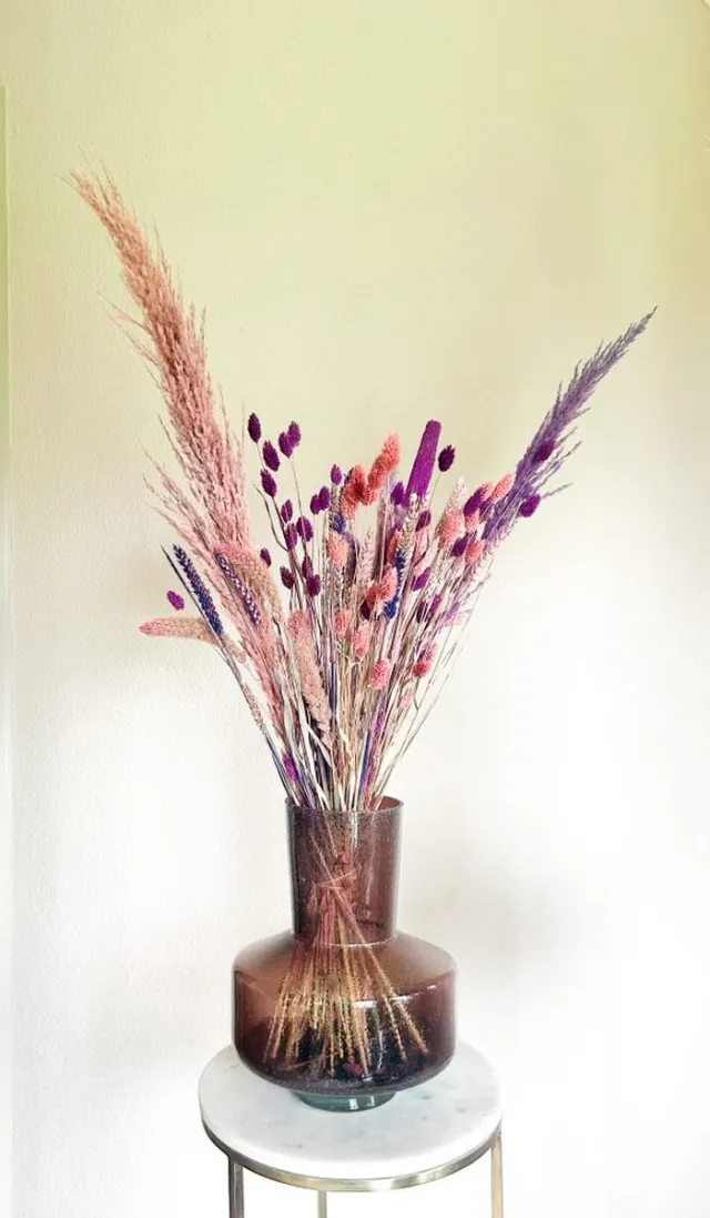 La Florista Droogbloemen – Droogboeket Nieke (incl. vaas) - Vaas met droogbloemen - Roze - Paars - Vaas opgemaakt - Droogboeket - Droogbloemen - Voorjaarsboeket - La Florista