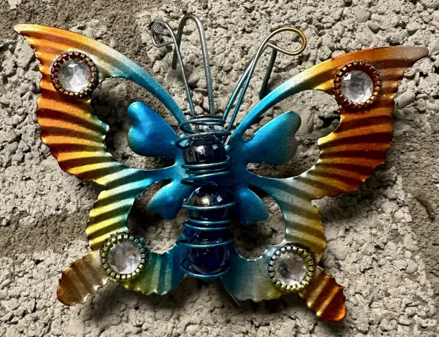 Impuls Metalen (tuin) wanddecoratie vlinder - met sierstenen en kralen - meerkleurig - hoogte 11 x 16 x 1 cm - Tuinaccessoires - Tuindecoratie - Wanddecoratie