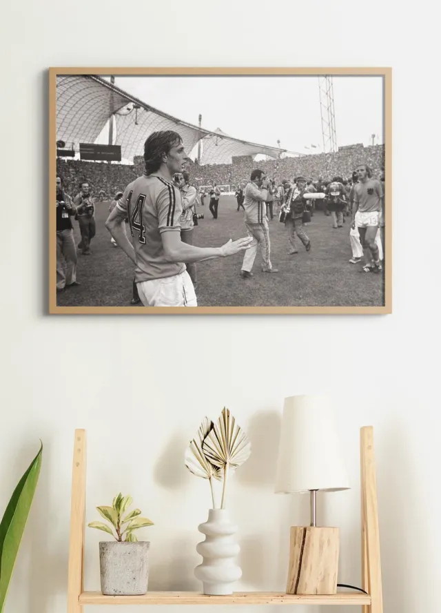 Esque Poster In Houten Lijst - Johan Cruijff - #14 WK Finale - Voetbal - 50x70 cm - Zwart-Wit - Ajax