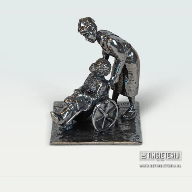 De tingieterij Tinnen Verpleegster met rolstoel – Handgemaakt Miniatuur Zorg – Beroepenbeeld Verpleging – Uniek Cadeau & Decoratie - jubileum - pensioen Zilver