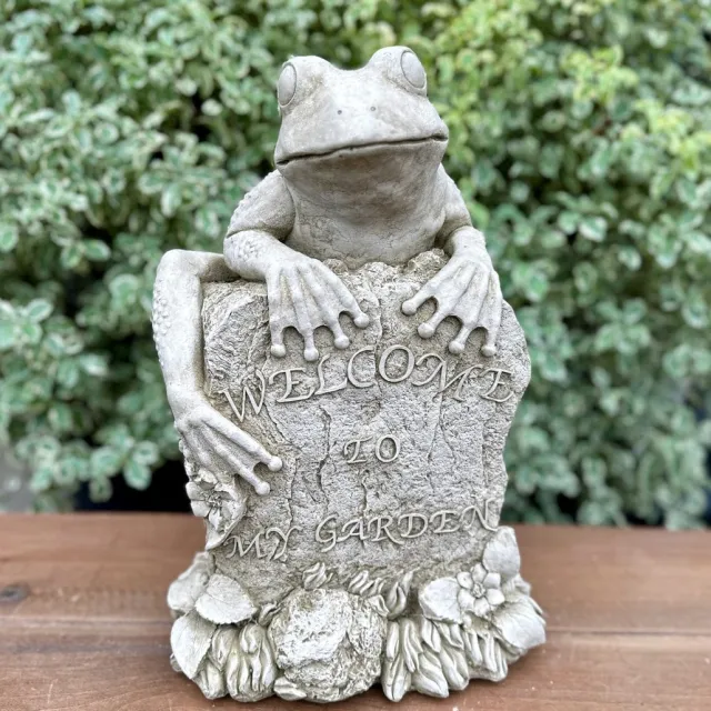 LO. Ornaments Betonnen tuinbeeld - Welcome to my garden - kikker / pad grijs