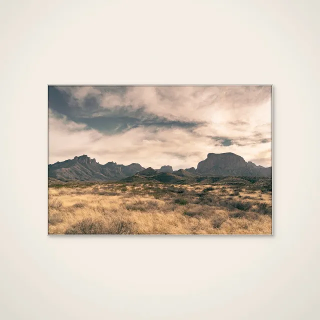 HelloWalls Akoestisch schilderij - 90 x 60 cm - Dramatic Desert Landscape van Courtney Crane - Natuurlijke wanddecoratie - wit textielframe Meerkleurig
