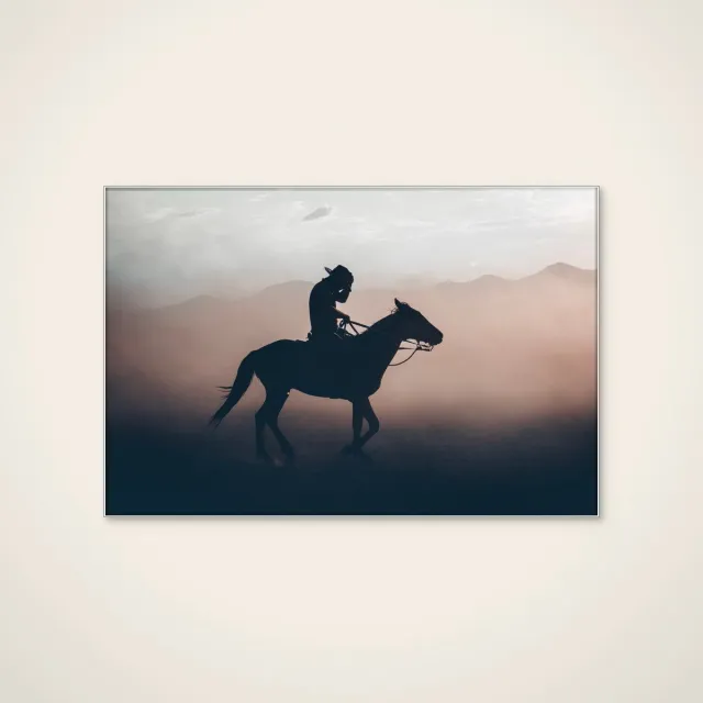 HelloWalls Akoestisch schilderij - 90 x 60 cm - Cowboy Sunset Ride van M. Emre Erol - Abstracte wanddecoratie - wit textielframe Meerkleurig