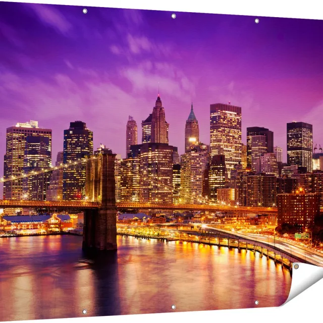 Gards Tuinposter Skyline New York van Centrum in het Paars - 160x120 cm - Tuindoek - Tuindecoratie - Wanddecoratie buiten - Tuinschilderij Multikleur