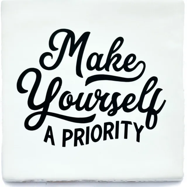 Snoes Zelfliefde Spreuk Tegeltje - van Snoes - "Make Yourself A Priority" - wit/zwart - 10x10 cm - Incl. Plakhaakje
