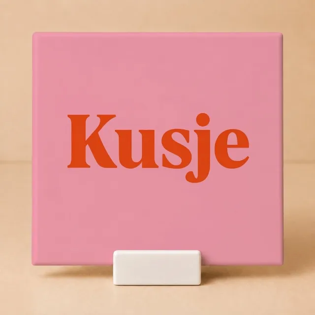 Bedruk King Tegeltje met Tekst "Kusje" Koraalroze – Keramisch Tegeltje 11x11 cm met Houdertje – Lief Cadeau Wit