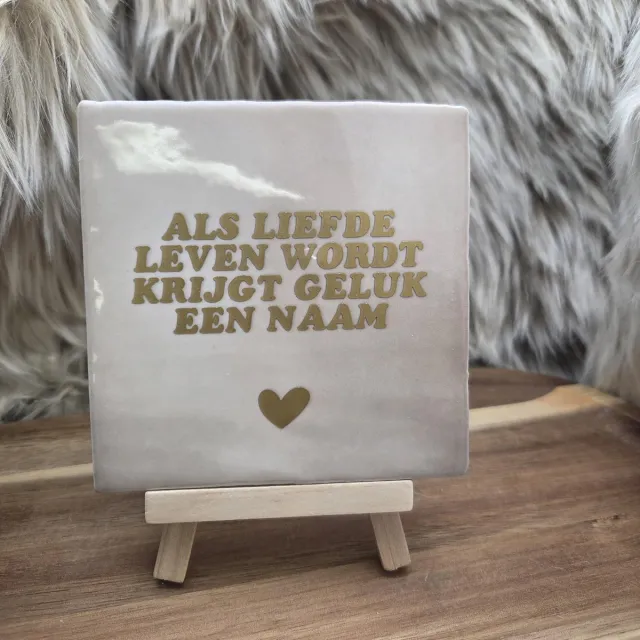 CreaCraft Robuust wenstegeltje "Als Liefde Leven Wordt " – Decoratie & Cadeau Hip trendy tegeltje – Tegeltje met Spreuk – Geboortecadeau – Wanddecoratie – Cadeau voor Nieuwe Woning, Housewarming of Gezinscadeau – Sfeervol en Persoonlijk - Vriend(in) - Zomaar beige/goud
