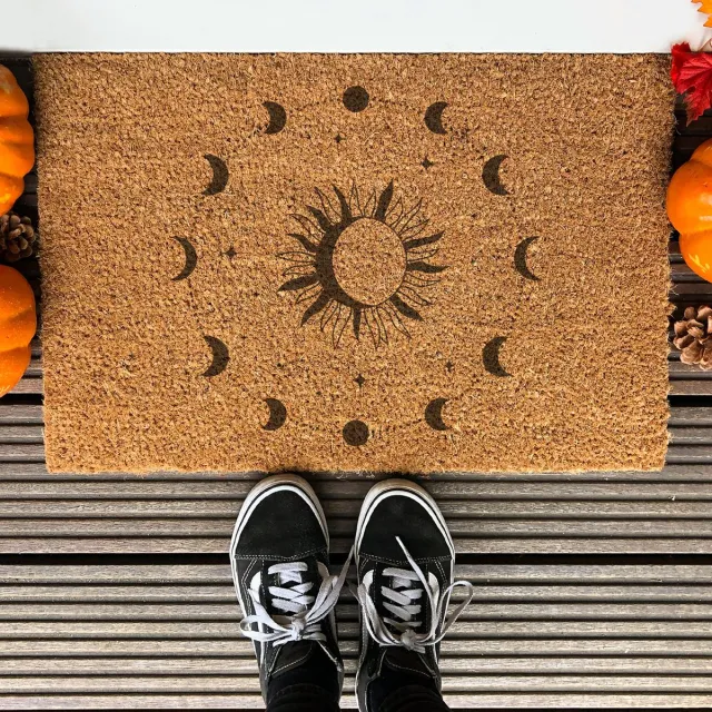 Laser-Point Celestial | 90x60 cm | Nieuwe huis cadeau | Ingangsmat | Deurmat met stijl | Verhuizing cadeau | Praktisch & trendy | Perfect voor binnenkomst | Cadeau voor nieuwe woning Bruin | Zwart (Gravering 90x60)