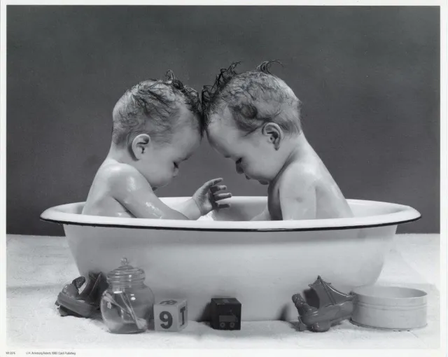 Catch Projecten Mini zwart-wit poster - Babies in Bath - H. Armstrong Roberts - 24x30 cm