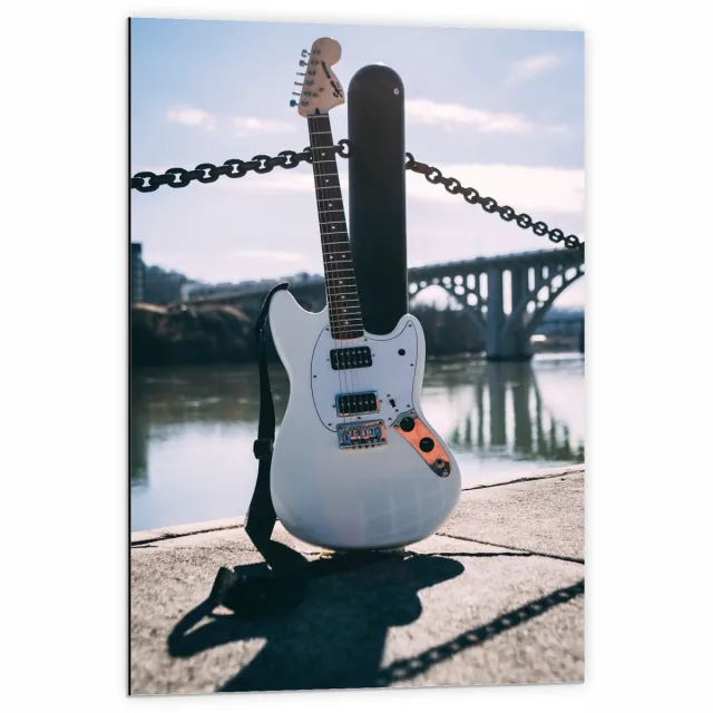 KuijsFotoprint Dibond - Witte Gitaar voor Brug - 60x90cm Foto op Aluminium (Wanddecoratie van metaal) Blauw