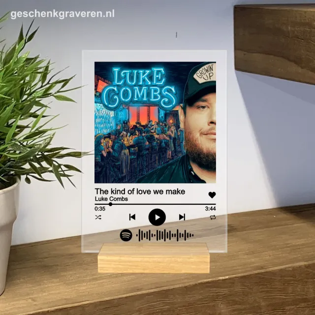 Geschenkgraveren.nl Spotify plexi glasplaat - 14 x 20 cm. - met houten voetje - Gepersonaliseerd Cadeau - Valentijnsdag - Vaderdag - Origineel Cadeau - Met eigen foto en tekst - Spotify op glas - Verjaardag - geschenkgraveren transparant