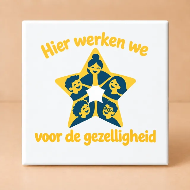 Bedruk King Vrolijke Tegel "Ik werk hier alleen voor de kerstborrel" – Humoristische Kerstborreldecoratie voor Kantoor en Thuis - 15 x 15 cm Wit