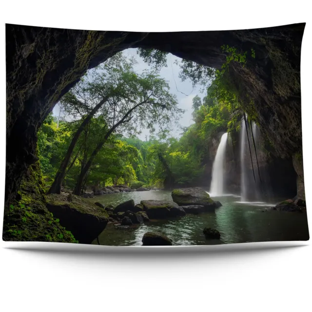 Ulticool Wandkleed 200x150 cm – Doorkijk Natuur Bos Waterval – Met Bevestigingspinnen - voor Binnen / Buiten - Tuinposter Wandtapijt Buitenkleed Decoratie Schilderijen Posters Zen Rust Planten - Gadgets Vrouw Mannen Jongen - Groen