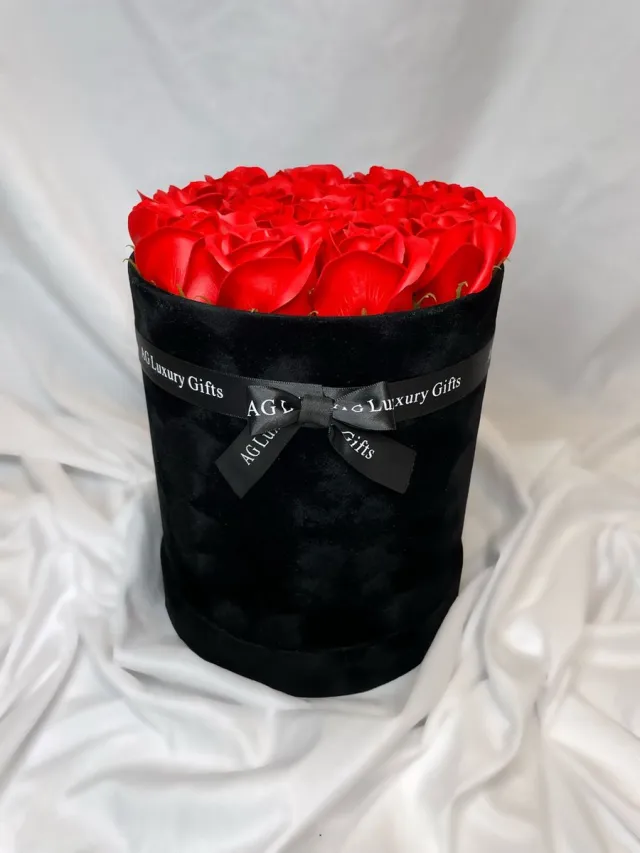 AG Luxurygift AG Luxurygifts flower box - rozen box - rozen - soap roses - cadeau - velvet - moederdag - Valentijnsdag - liefde - gift Rood klein