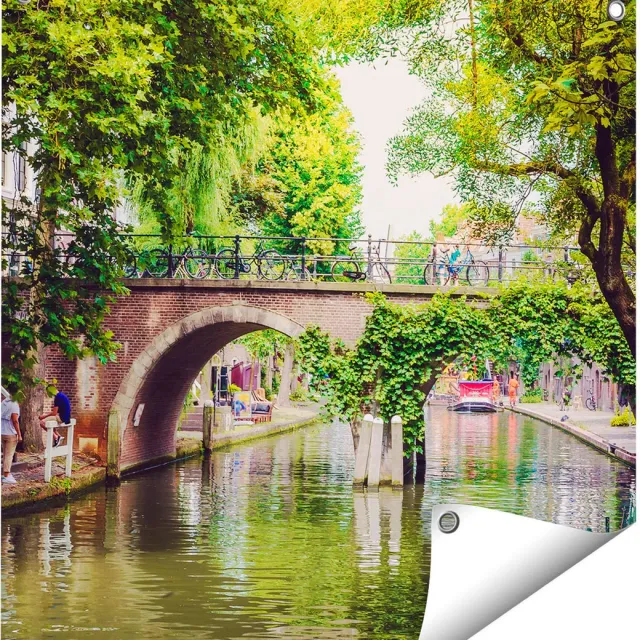Gards Tuinposter Dichtbegroeide Brug op de Oudegracht in Utrecht - 60x60 cm - Tuindoek - Tuindecoratie - Wanddecoratie buiten - Tuinschilderij Multikleur
