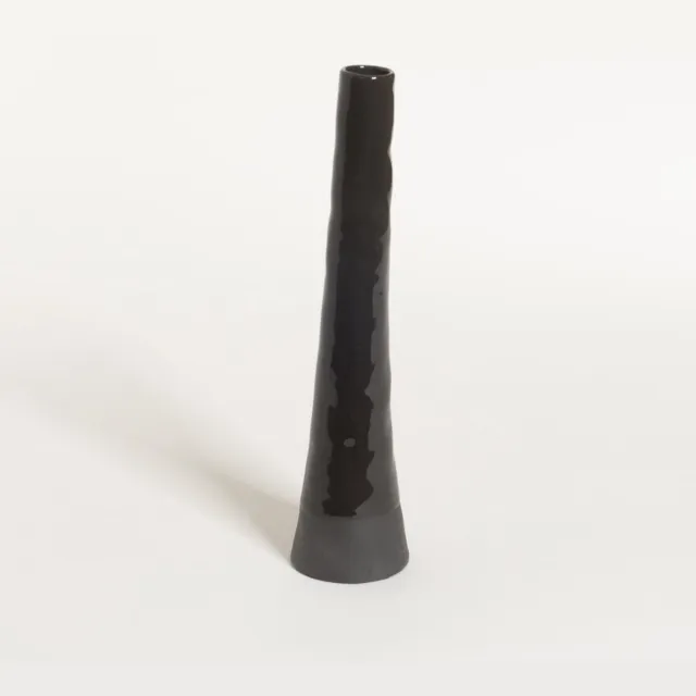 The Table atelier - vaas - Ø 6 * 22,5 cm - keramiek - handgemaakt - zwart