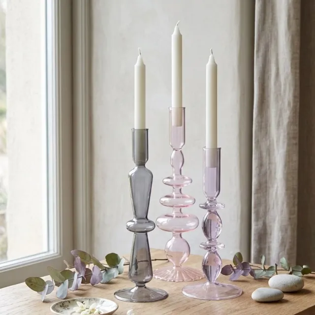 arti casa Kandelaar Lang Met Bollen En Ovalen - Gemaakt Van Glas - Uniek Design Met Speels Patroon - Geschikt Voor Diverse Kaarsen - Sfeervolle Woondecoratie - Afmeting Ø9x24 cm - Kleur Roze