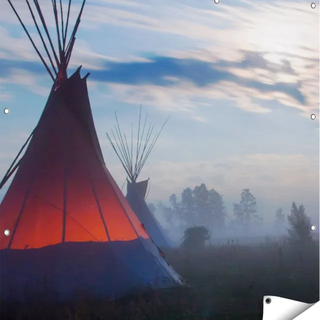 Gards Tuinposter Indianen Tipi in de Nacht tijdens de Mist - 110x110 cm - Tuindoek - Tuindecoratie - Wanddecoratie buiten - Tuinschilderij Multikleur