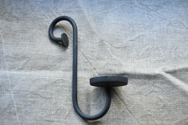 Bylinde Hangkandelaar massief metaal - Windlicht houder - Massieve metalen haak voor groot waxinelicht - hangkandelaar metaal voor in windlicht. Bruin/zwart