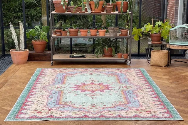 Rozenkelim Vloerkleed van rozenkelim, roze met groen en blauw 180cmx120cm met zachte pool. Sterk en kleurvast.