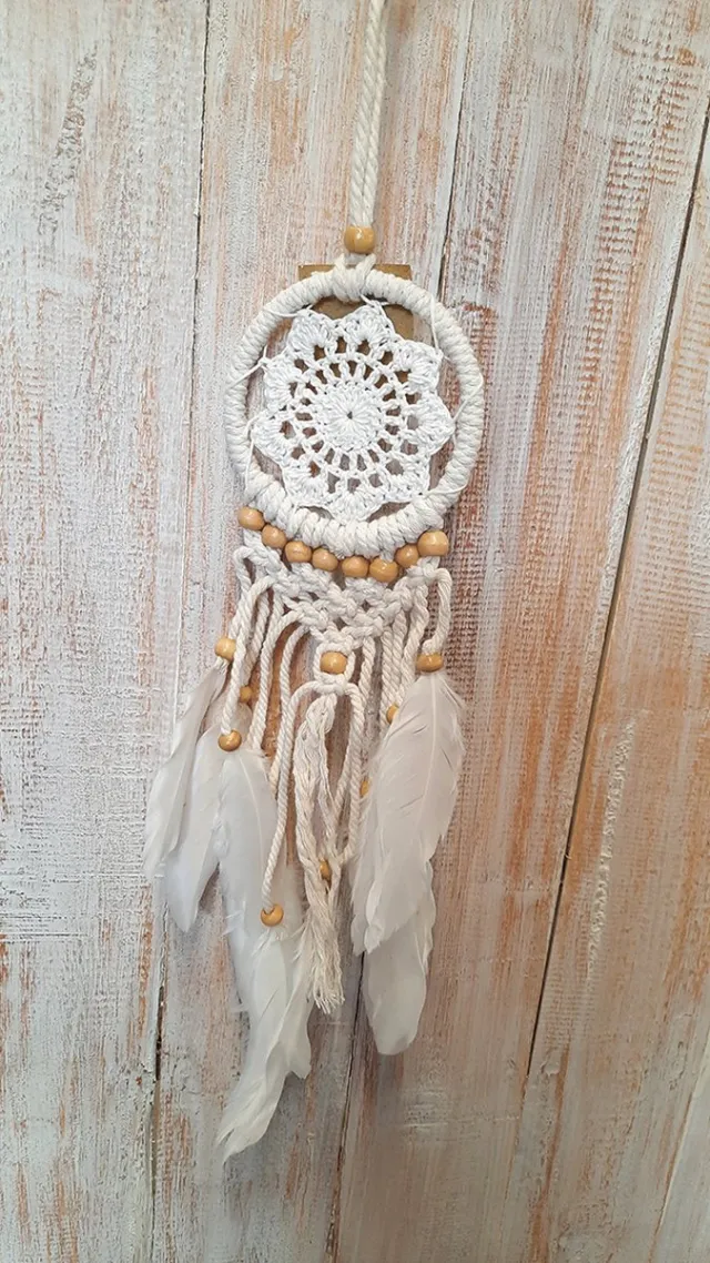 Zus & Zo Dromenvanger wit gekleurd macrame met naturel kralen ±10cm
