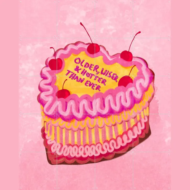 IXXI Cream Cake Older,wiser,hotter, Raissa Oltmanns - 80 x 100 cm - Grote wanddecoratie en posters - Typografie, Vintage, Kwaststreken, Cartoonesk Roze / Rood / Geel